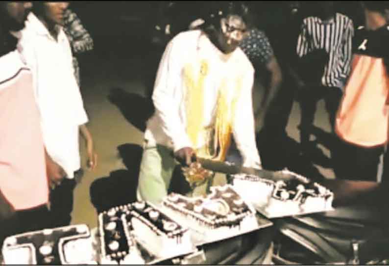 பிறந்தநாள் கொண்டாட்டத்தில் பட்டா கத்தியால் கேக் வெட்டிய 6 பேர் கைது - டிக்-டாக்கில் வெளியிட்டதால் பிடிபட்டனர்