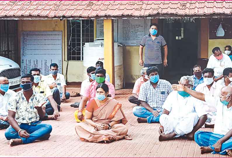 மண்ணாடிப்பட்டு கொம்யூன் பஞ்சாயத்து அலுவலகத்தை கோபிகா எம்.எல்.ஏ. முற்றுகை