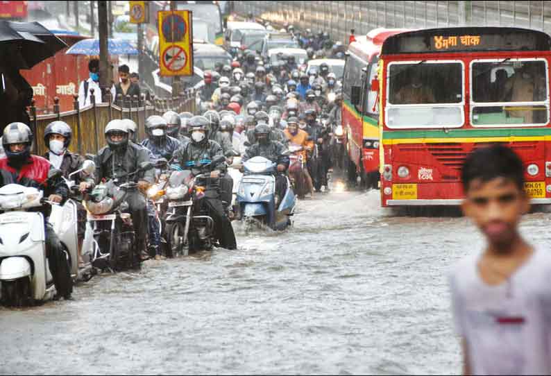 மும்பையில் பலத்த மழை தாழ்வான பகுதிகள் வெள்ளத்தில் மூழ்கின