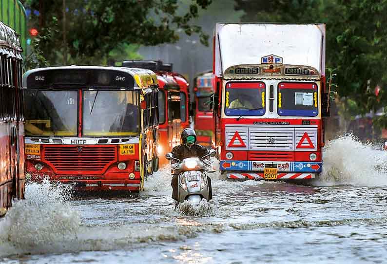 கொட்டி தீர்த்த மழையால் மும்பை வெள்ளத்தில் மிதக்கிறது மேலும் 2 நாட்களுக்கு கனமழை எச்சரிக்கை