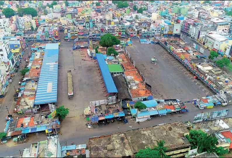 மாவட்டம் முழுவதும் முழு ஊரடங்கை கடைபிடித்த பொதுமக்கள் வாகன போக்குவரத்து இன்றி சாலைகள் வெறிச்சோடின