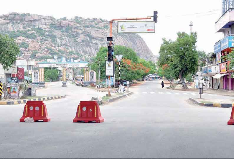 முழு ஊரடங்கால் வீடுகளில் முடங்கிய மக்கள்: கடைகள் அடைப்பு; வெறிச்சோடிய சாலைகள்