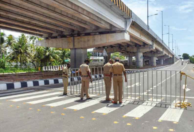 திருவனந்தபுரத்தில் ஒருவாரம் முழு ஊரடங்கு அமலுக்கு வந்தது சாலைகள் வெறிச்சோடின