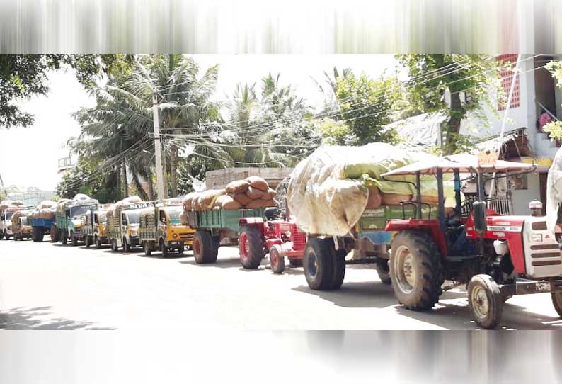 திருமருகல் அருகே, விற்பனை கூடத்தில் பருத்தியை விற்பனை செய்ய 3 நாட்கள் காத்திருந்த விவசாயிகள் சாலையில் அணிவகுத்து நின்ற வாகனங்கள்