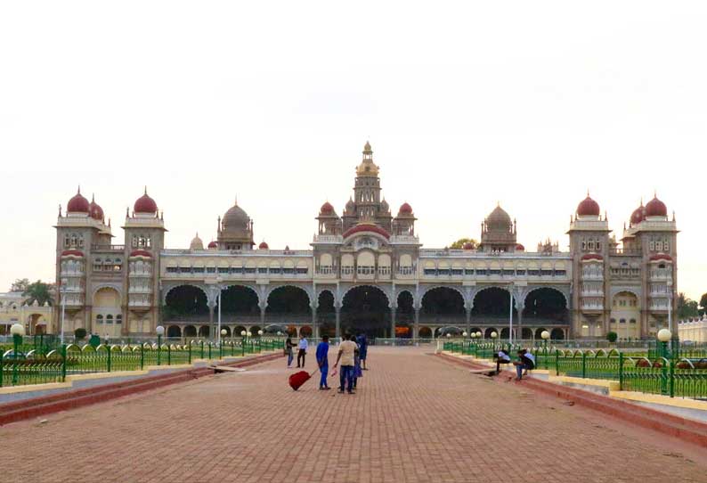 கர்நாடகாவில் ஊழியரின் உறவினருக்கு கொரோனா பாதிப்பு; மைசூர் அரண்மனை மூடப்பட்டது