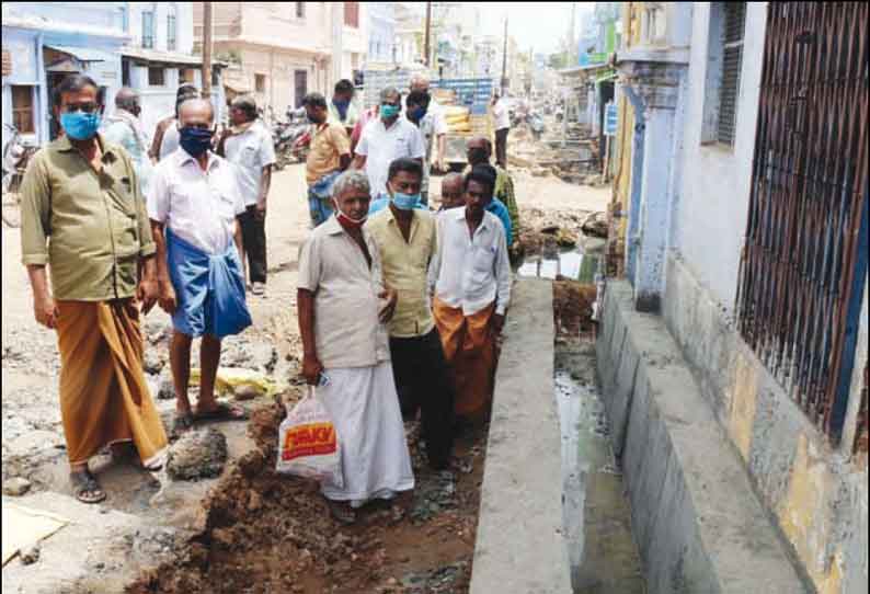 நெல்லை டவுனில் வாறுகால் அமைக்கும் பணிக்கு எதிர்ப்பு தெரிவித்து பொதுமக்கள் போராட்டம்