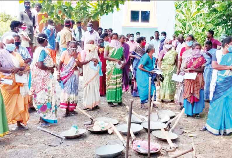 நூறு நாள் வேலை வழங்குவதில் முறைகேடு நடப்பதாக கூறி தொழிலாளர்கள் திடீர் போராட்டம்