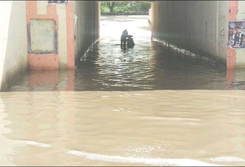 ஜோலார்பேட்டை பக்கிரிதக்கா தரைப்பாலத்தில் குளம்போல் தேங்கி நிற்கும் மழைநீரால் வாகன ஓட்டிகள், பொதுமக்கள் அவதி