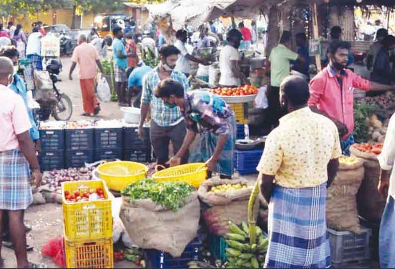 இன்று முழு ஊரடங்கு: நெல்லையில் கடைகளில் மக்கள் கூட்டம் அலைமோதியது தேவையில்லாமல் வெளியே சுற்றினால் கடும் நடவடிக்கை