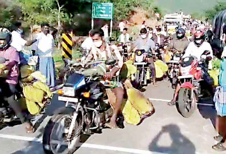 முள்ளுக்குறிச்சி சந்தைக்கு பழங்கள் ஏற்றி வந்தபோது கொல்லிமலை மாற்றுப்பாதையில் வாகனங்கள் தடுத்து நிறுத்தம்