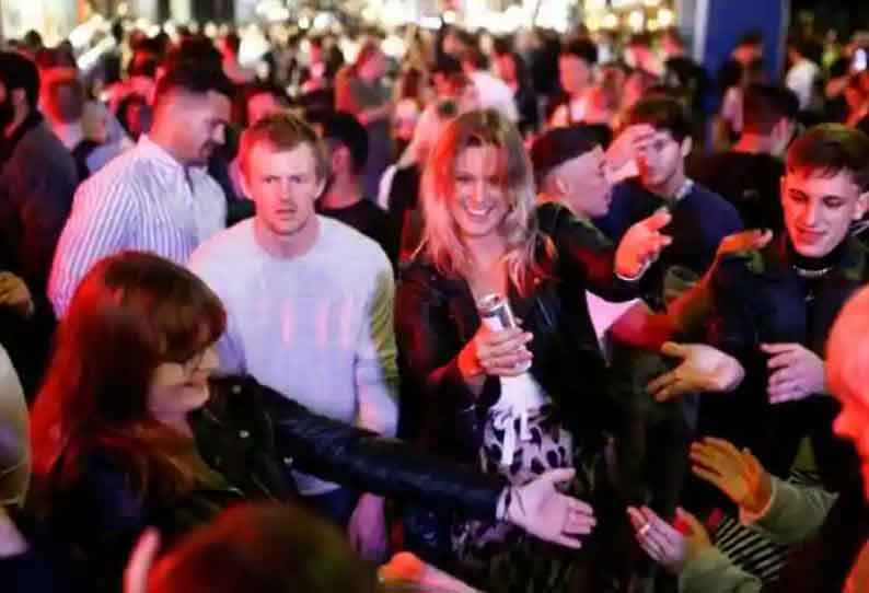 கொரோனா வைரஸ் ஒரு ஏமாற்று வேலை: கொரோனா பார்ட்டியில் கலந்து கொண்ட இளைஞர் பலி