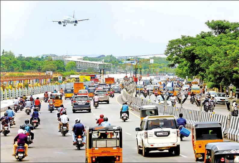 சென்னையில் அதிகரிக்கும் மக்கள் நடமாட்டம் - சாலைகளில் வாகனங்கள் ஆர்ப்பரித்து செல்கின்றன