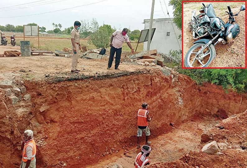 பாலம் கட்டுவதற்காக தோண்டப்பட்ட பள்ளத்தில் மோட்டார் சைக்கிளுடன் பாய்ந்த பட்டதாரி வாலிபர் பலி