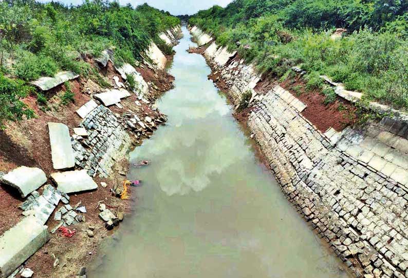 ஊத்துக்கோட்டை அருகே சேதமடைந்து காட்சியளிக்கும் கிருஷ்ணாநதி கால்வாய் சீரமைக்க பொதுமக்கள் கோரிக்கை