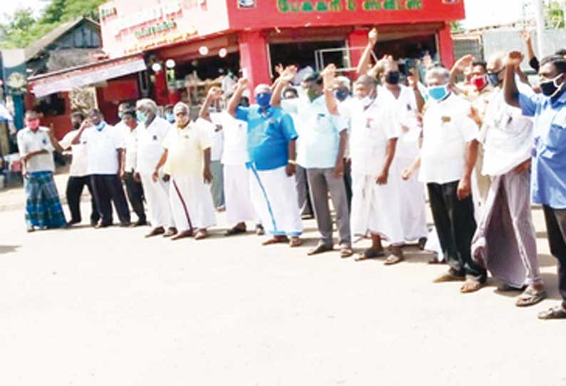 லாரி உரிமையாளர்கள்-டிரைவர்கள் கருப்பு பேட்ஜ் அணிந்து ஆர்ப்பாட்டம்