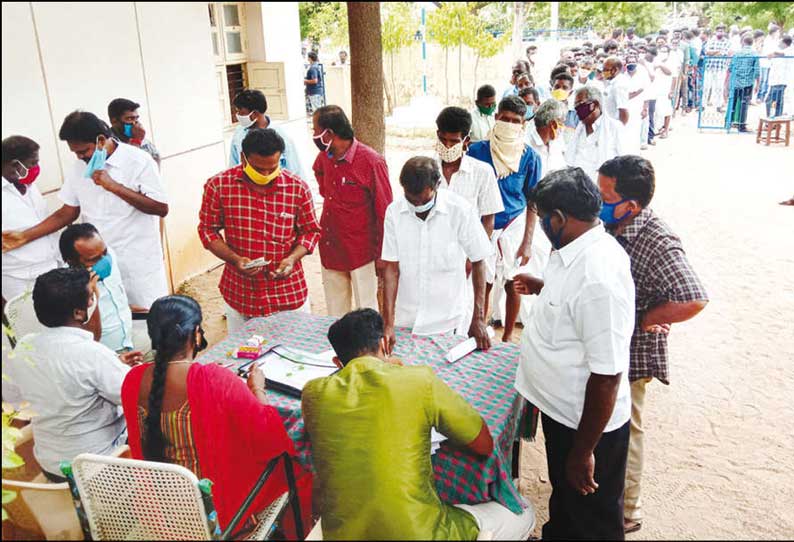 குளித்தலையில், பொதுப்பணித்துறைக்கு சொந்தமான மரங்களை ஏலம் எடுக்க வந்தவர்கள் சமூக இடைவெளியின்றி நின்றதால் பரபரப்பு