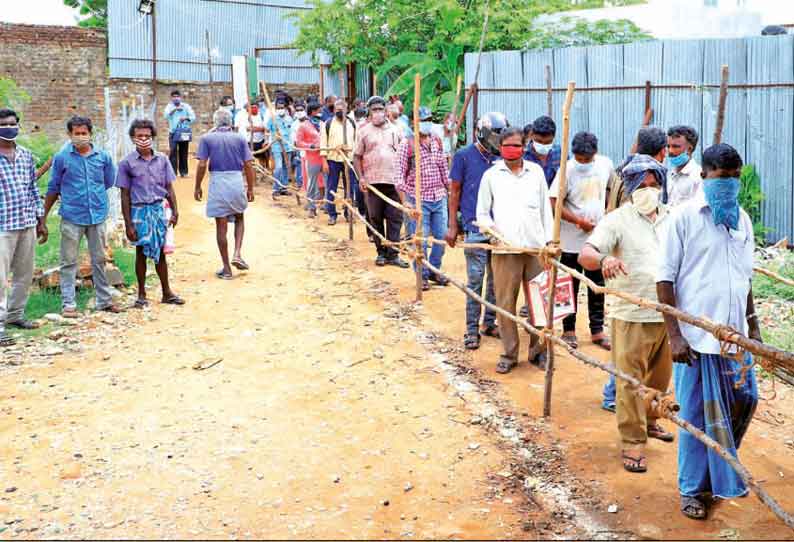 டாஸ்மாக் கடைகளில் திரண்ட மது பிரியர்கள் மது பாட்டில்களை ஆர்வமுடன் வாங்கிச் சென்றனர்