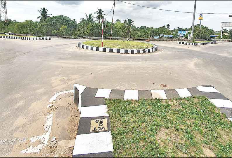 முழு ஊரடங்கால் நாகை, திருவாரூர் வெறிச்சோடியது கடைகள் அடைப்பு; தேவையின்றி சாலையில் திரிந்தவர்களுக்கு அபராதம்