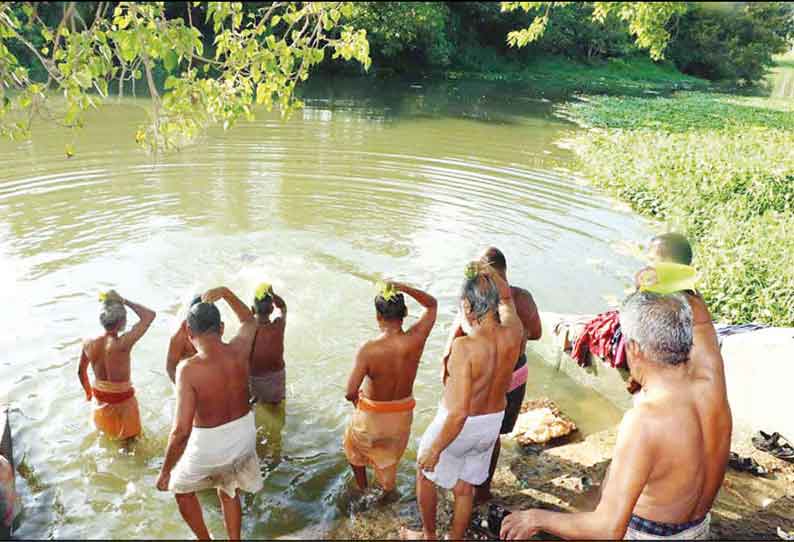 குமரி மாவட்டத்தில் ஆறு, குளங்களில் முன்னோர்களுக்கு தர்ப்பணம்