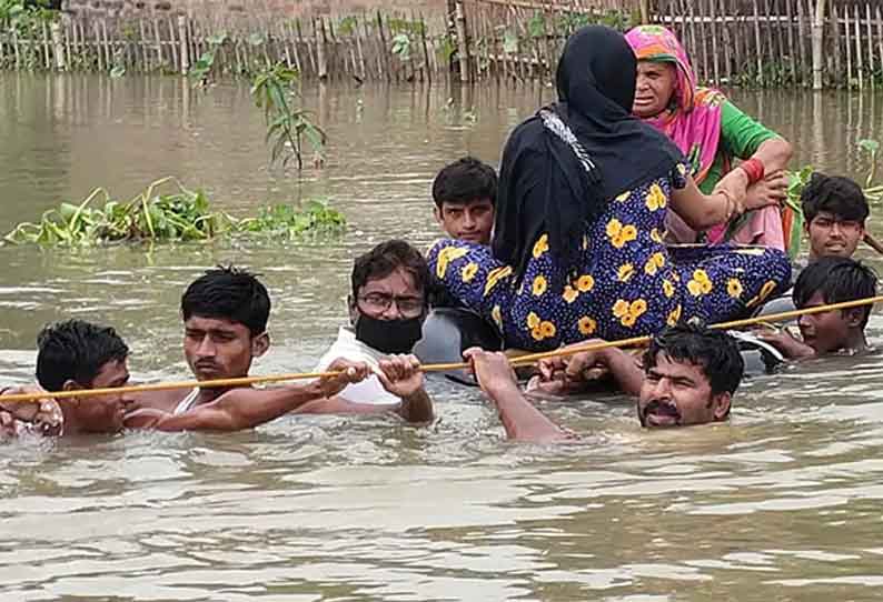 வெள்ளத்தில் சிக்கிய நிறைமாத கர்ப்பிணி பெண்: மரக்கட்டை, டயர்களால் ஆன படகில் மீட்ட மக்கள்