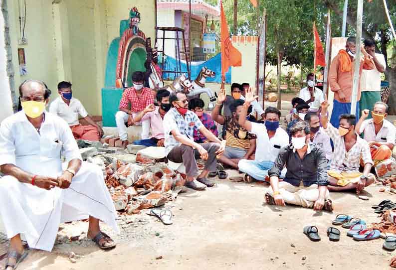 கோவிலை இடிக்க எதிர்ப்பு தெரிவித்து இந்து முன்னணியினர் ஆர்ப்பாட்டம்