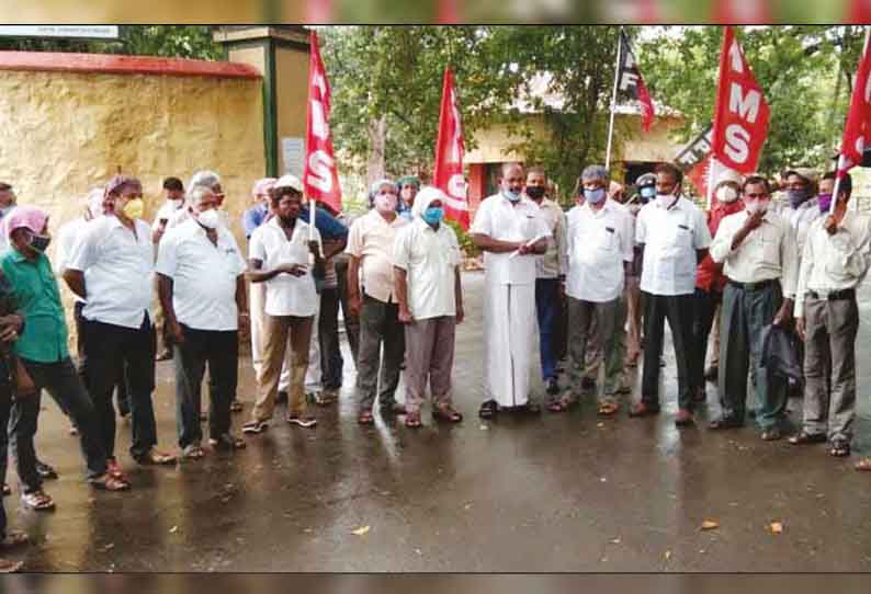 குமரி மாவட்டத்தில், அரசு போக்குவரத்துக்கழக ஊழியர்கள் ஆர்ப்பாட்டம் - 12 இடங்களில் நடந்தது