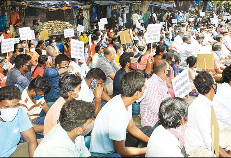 பணி நிரந்தரம் உள்ளிட்ட கோரிக்கைகளுக்காக பொதுப்பணித்துறை வவுச்சர் ஊழியர்கள் குடும்பத்துடன் போராட்டம்