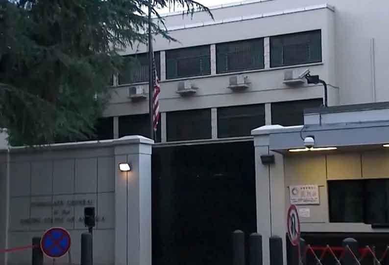 அமெரிக்காவிற்கு பதிலடியாக சீனாவில் கீழிறக்கப்பட்ட அமெரிக்க கொடி