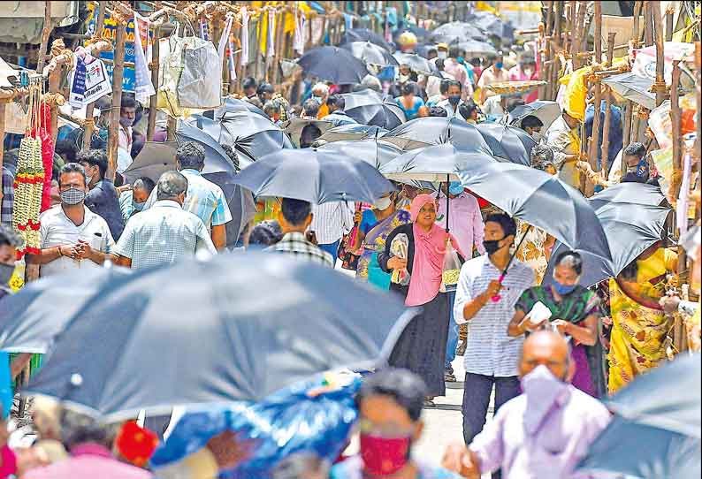 சென்னை பூக்கடை பஜாரில் சமூக இடைவெளியை கடைப்பிடிக்க நூதன முறை குடைகள் வழங்கி அசத்திய வியாபாரிகள்