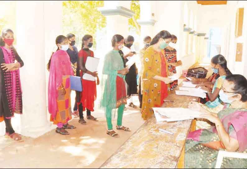 பிளஸ்-2 மாணவர்களுக்கு மதிப்பெண் சான்றிதழ் வினியோகம் மறுதேர்வை 15 பேர் எழுதினர்