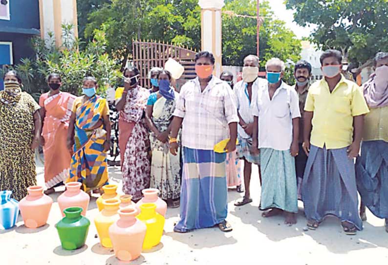 குடிநீர் கேட்டு செஞ்சி பேரூராட்சி அலுவலகத்தை பொதுமக்கள் முற்றுகை