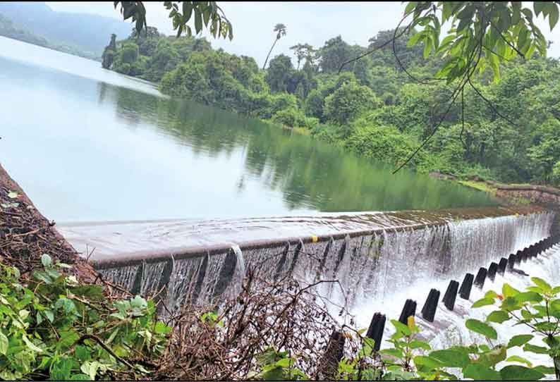 மும்பை, தானேயில் பலத்த மழை தாழ்வான பகுதிகளை வெள்ளம் சூழ்ந்தது துல்சி ஏரி நிரம்பியது