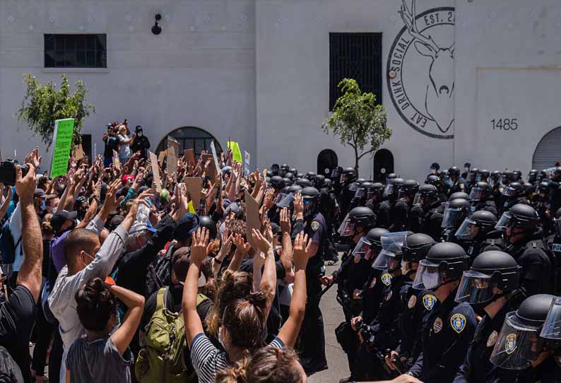 கருப்பின நபருக்கு ஆதரவாக அமெரிக்காவின் 25 நகரங்களுக்கு பரவிய கலவரம்