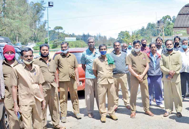 முழு ஊதியம் வழங்கக்கோரி   போக்குவரத்துக்கழக பணிமனைகள் முன்பு தொழிலாளர்கள் காத்திருப்பு போராட்டம்