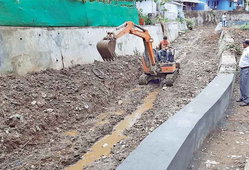 கூடலூரில் ஆற்று வாய்க்காலை தூர்வாரும் பணி மும்முரம்