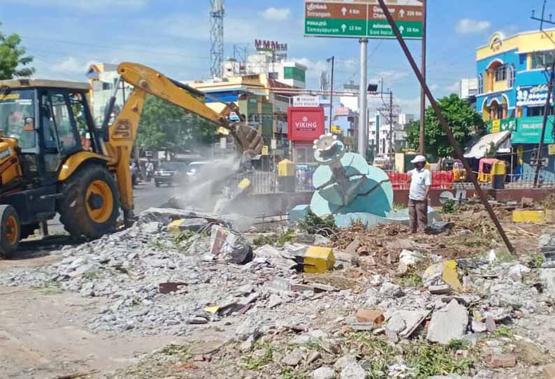 திருச்சியில் போக்குவரத்து நெருக்கடிக்கு தீர்வு:  சிந்தாமணி அண்ணா சிலை ரவுண்டானா இடித்து அகற்றம்  சுற்றளவை குறைத்து ரூ.40 லட்சத்தில் புதிதாக வடிவமைக்கப்படுகிறது