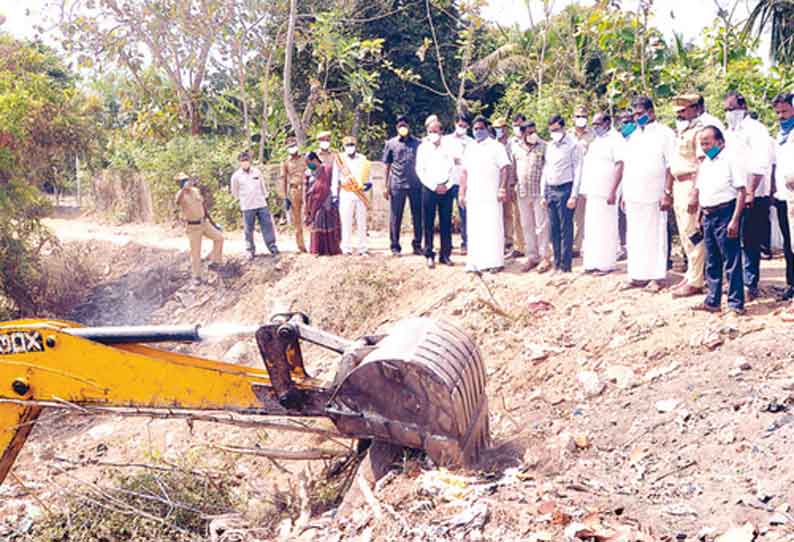 குளங்கள் தூர் வாரும் பணி; அமைச்சர் கந்தசாமி தொடங்கி வைத்தார்