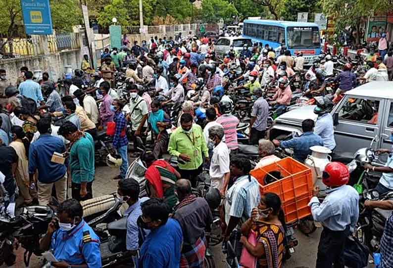 ஊரடங்கு கெடுபிடி இல்லாததால்  மக்கள் கூட்டம் அலை மோதுகிறது; சமூக இடைவெளி மாயமானது