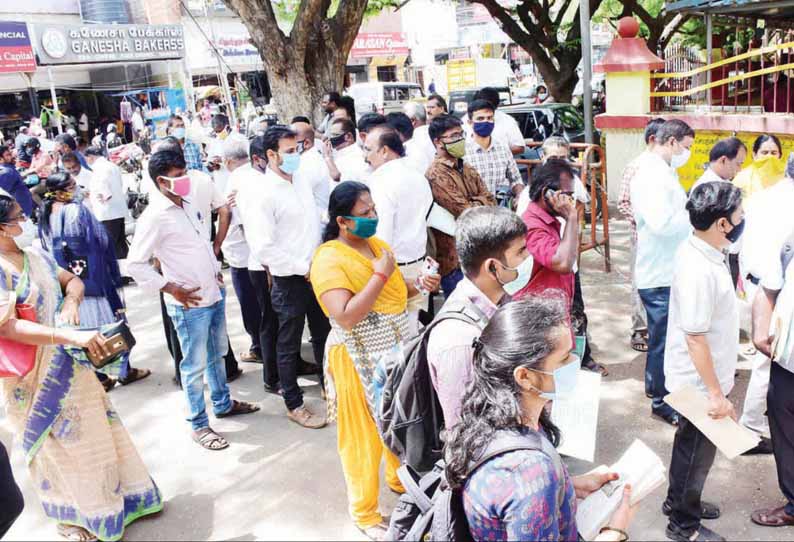 கோவை கோர்ட்டுகளில், ஒரே நாளில் புதிய வழக்குகள் தாக்கல் செய்வதற்காக நூற்றுக்கணக்கான மனுக்கள் குவிந்தன