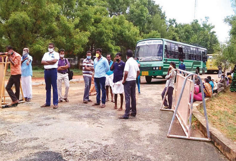 குமரிக்கு பஸ்சில் வந்தாலும் பரிசோதனை கட்டாயம் கார்-மோட்டார் சைக்கிளில் வருபவர்களுக்கு ஆதார் அட்டை அவசியம்