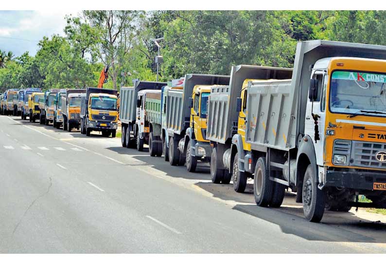 தேனி கலெக்டர் அலுவலகத்துக்கு  லாரிகளில் அணிவகுத்து வந்து மனு அளித்த டிரைவர்கள்  கல் குவாரிகளில் முறையான ரசீது கிடைக்கவில்லை என புகார்