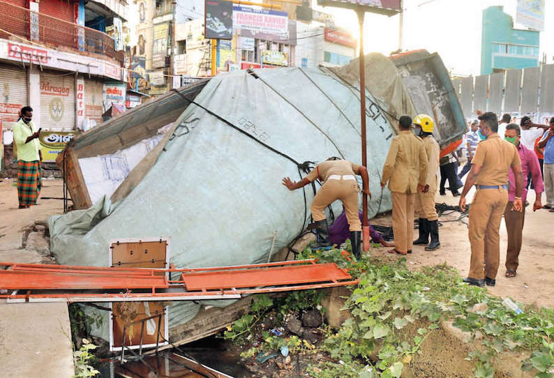 நெல்லையில் உப்பு மூட்டை ஏற்றி வந்த லாரி கவிழ்ந்தது உதவிக்கு சென்ற அரசு பஸ் டிரைவர் காயம்