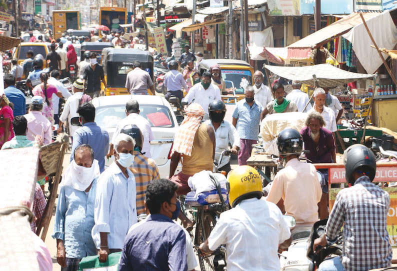 கொரோனா வேகமாக பரவும் நிலையில் திருச்சியில் சமூக இடைவெளியை காற்றில் பறக்கவிட்ட பொதுமக்கள்