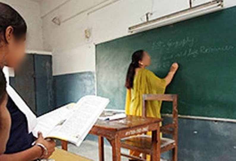 ஒரே நேரத்தில் 25 பள்ளிகளில் பணியாற்றியதாக கணக்கு காட்டி மாதம் ரூ. 1 கோடி சம்பளம் வாங்கிய ஆசிரியை