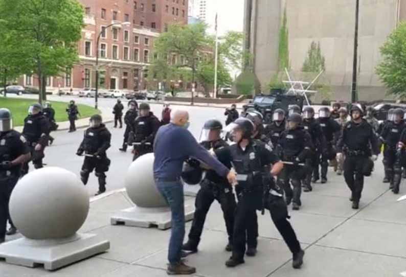 அமெரிக்காவில் முதியவரை தள்ளி மண்டையை உடைத்த விவகாரம் :  57 போலீசார் கூண்டோடு ராஜினாமா