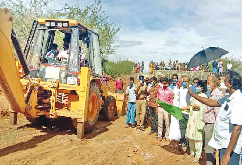 மானூர் அருகே பல்லிக்கோட்டை கால்வாயில் தூர்வாரும் பணிகள் கலெக்டர் ஷில்பா தொடங்கி வைத்தார்