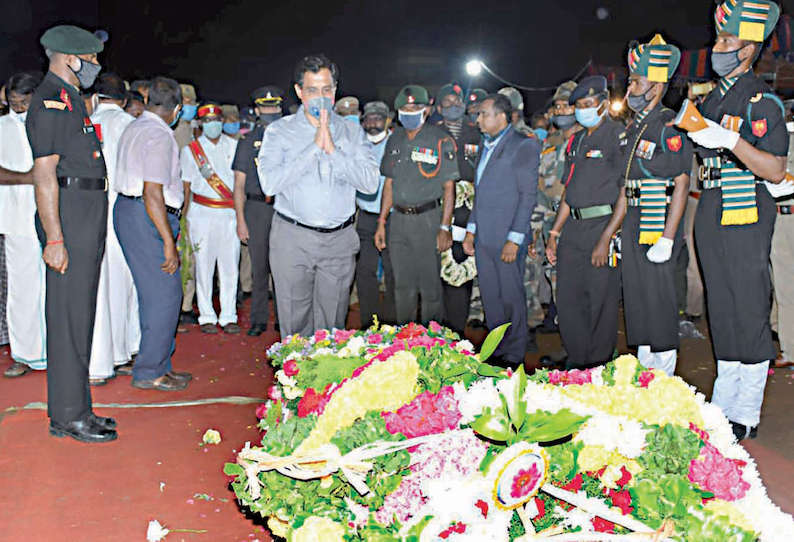 காஷ்மீரில் வீரமரணம் அடைந்த சேலம் ராணுவ வீரரின் உடல் 21 குண்டுகள் முழங்க அடக்கம்