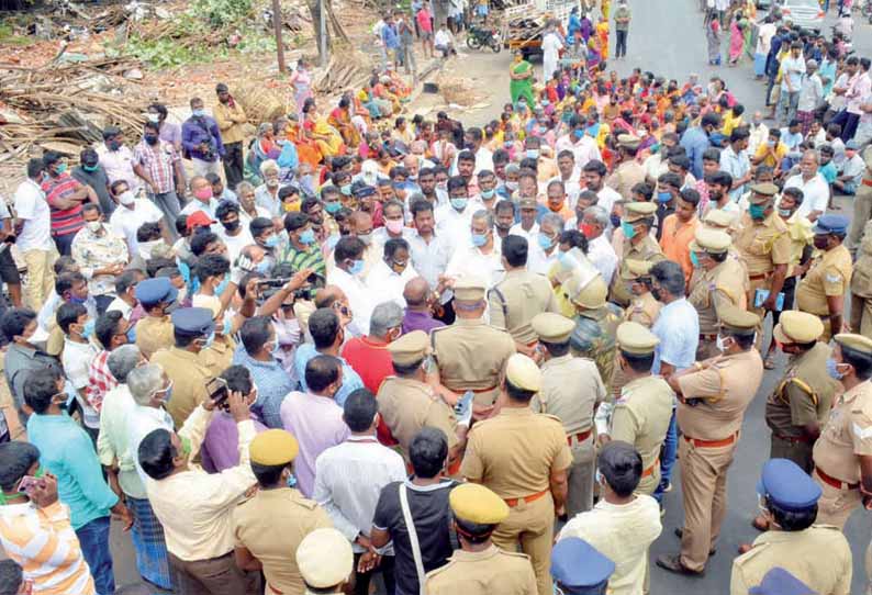 முத்தண்ணன் குளக்கரையில் வசித்தவர்களை   நகர பகுதியில் குடியமர்த்தக்கோரி மறியல் போராட்டம்   எம்.பி. தலைமையில் திரளானவர்கள் பங்கேற்பு