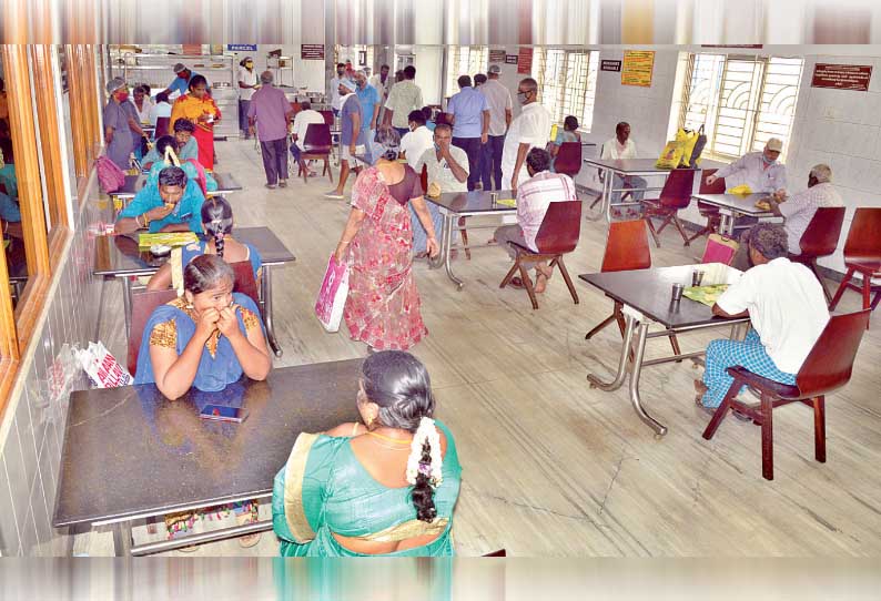 ஓட்டல்களில் சமூக இடைவெளியுடன் பொது மக்கள் அமர்ந்து சாப்பிட்டனர்