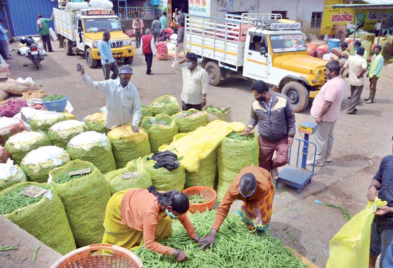 ஊட்டி நகராட்சி மார்க்கெட்டில்  ஊரடங்கால் மூடப்பட்ட மண்டிகள் மீண்டும் திறப்பு  20 டன் காய்கறிகள் ஏலத்துக்கு வந்தது